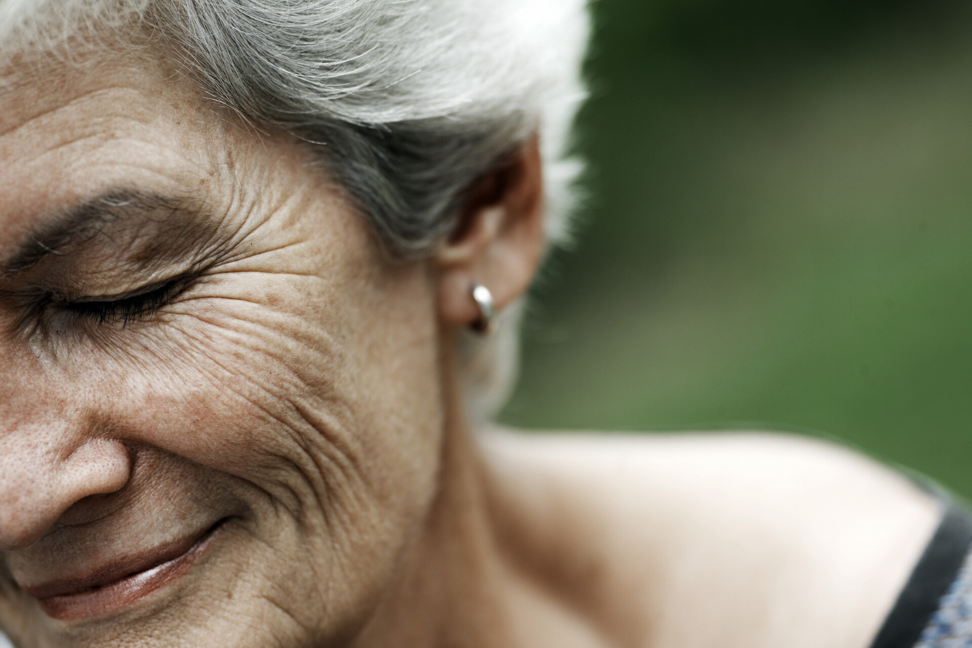 Äldre kvinna som ler