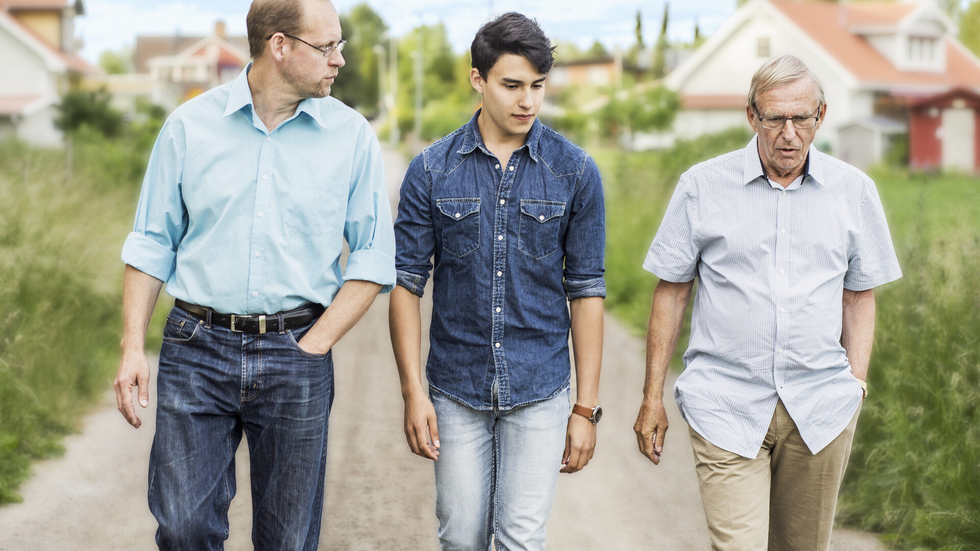 Bild på farfar, son och sonson som går en promenad tillsammans