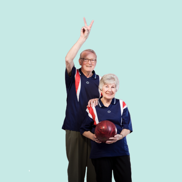 Äldre man och kvinna som håller i ett bowlingklot